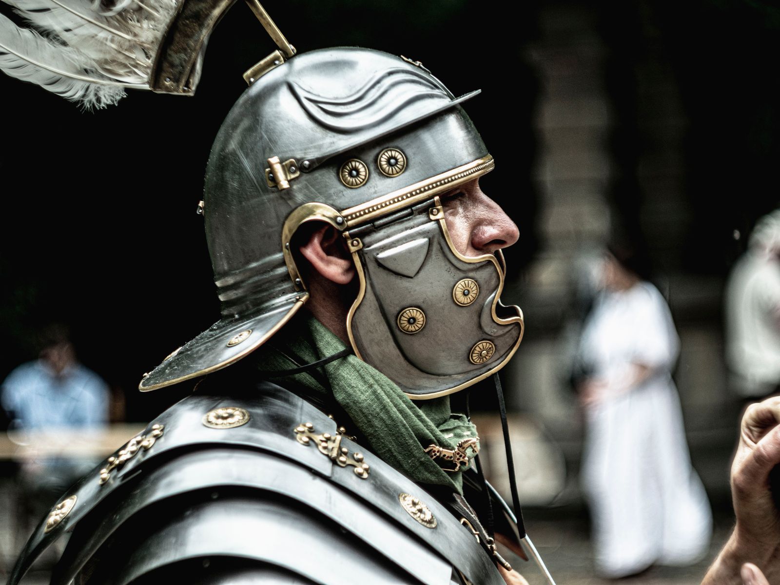 Profil détaillé d'un soldat romain portant une armure traditionnelle lors d'une reconstitution historique.